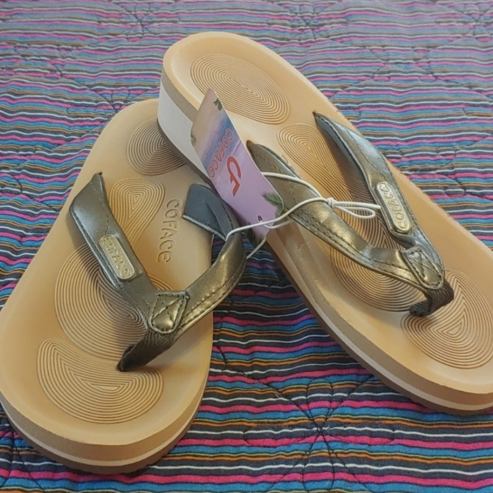 Coface NWT bronze size 5 flip flop sandals.